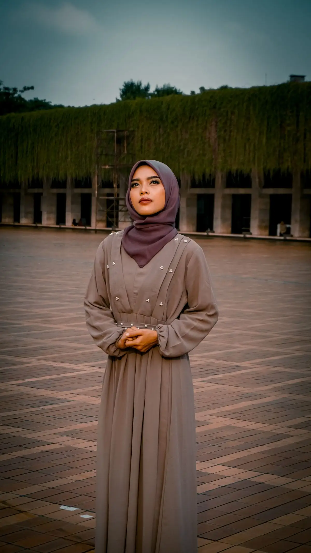 Busana modest berbahan lembut warna krem dari koleksi Kirana